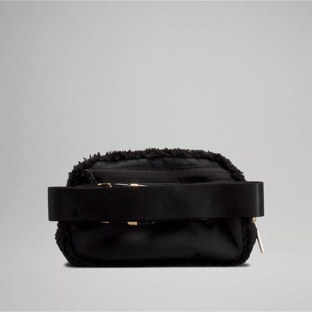 Lululemon Everywhere Belt Bag FLEECE SHERPA Black - Picture 4 of 9